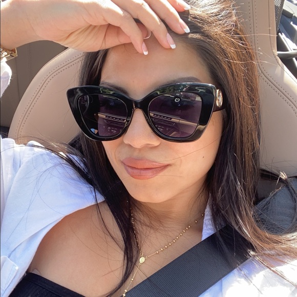 Meet your Posher, Aline - Picture 1 of 1